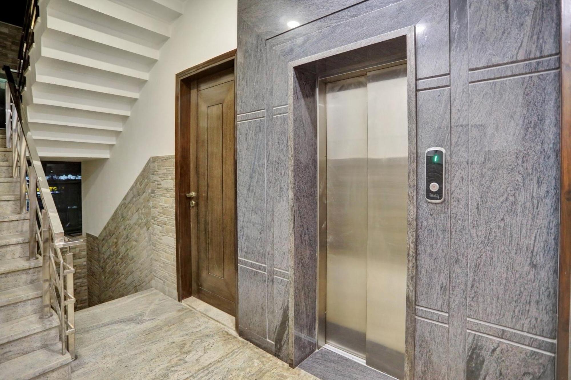 Townhouse Xanthe Hotel Noida Bagian luar foto